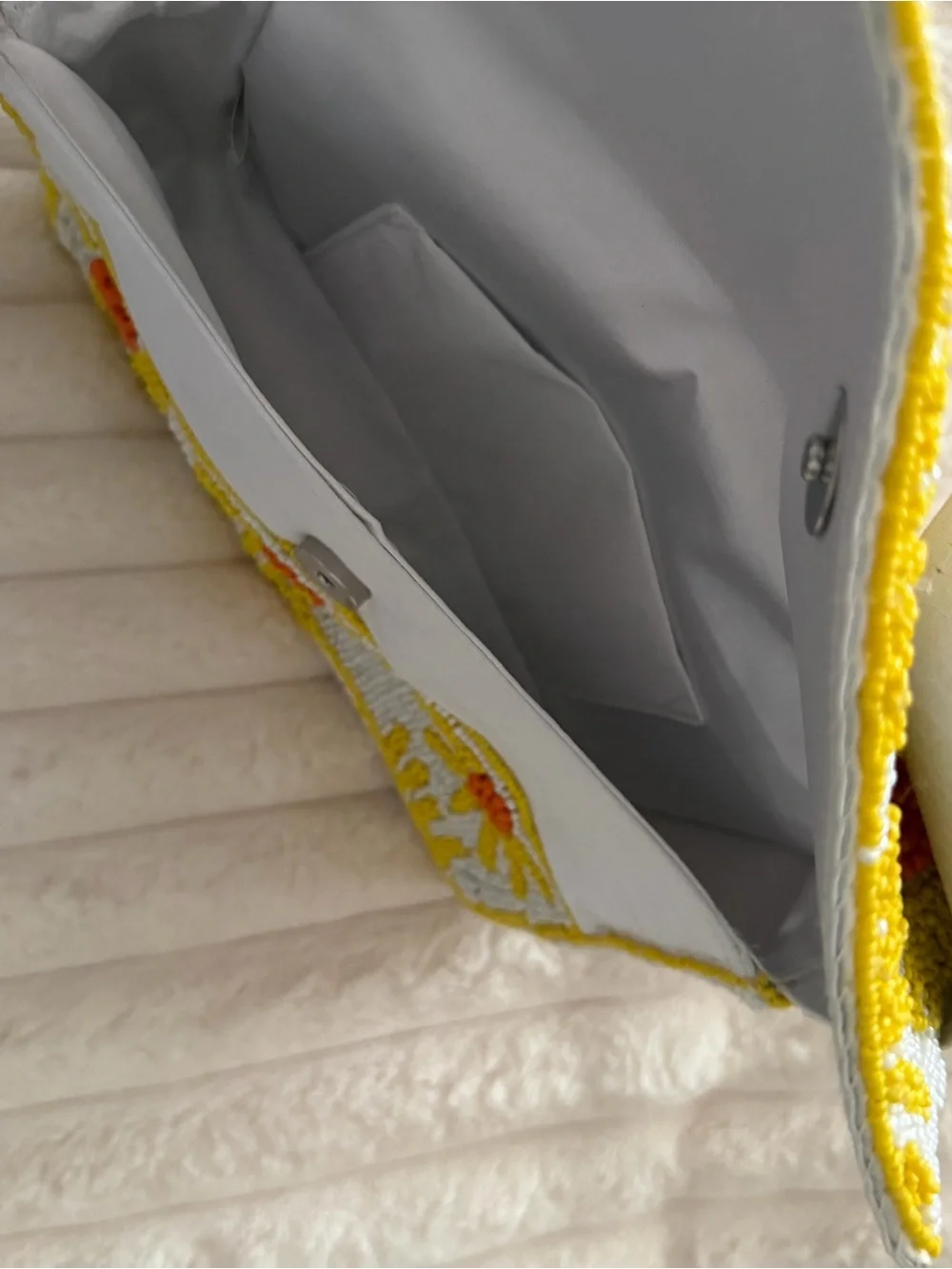 Beaded Daisy Crossbody Bag in White and Yellow - Unbranded